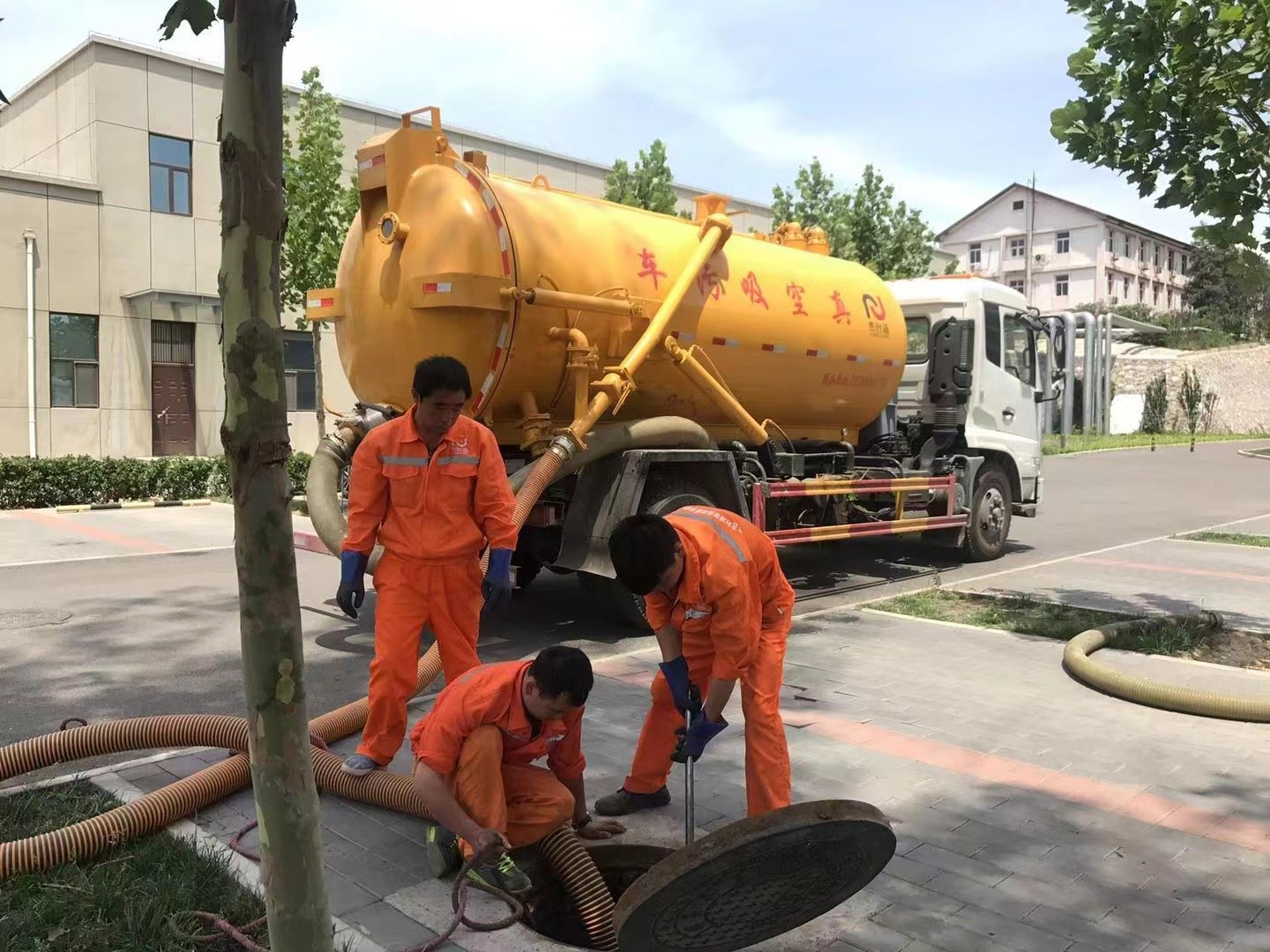 文殊镇化粪池清理与5-8吨吸粪车施工效率分析